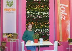 Jolanda Nieuwenhuijze van Kwekerij Valstar presenteerde het nieuwe assortiment potrozen. De potrozen gaan weg onder de naam Lotz of Roses en staat garant voor minimaal 10 knoppen per plant.